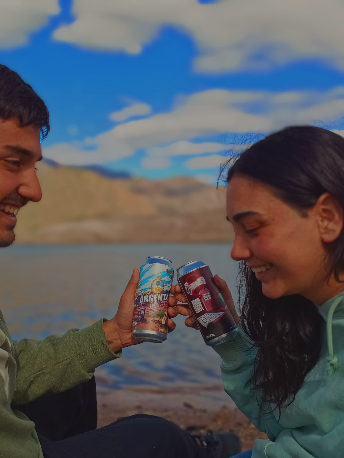Brindis con latas de Barbati frente a una laguna de Malargüe